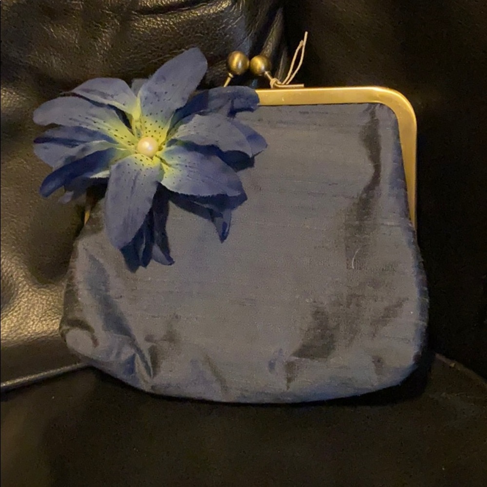 Silk Clutch w/ flower embellishment / pearl bd ctr